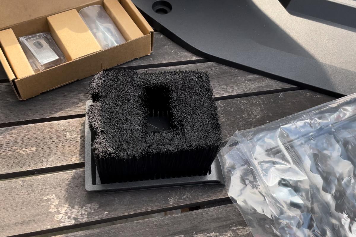 Die Bürste zur Reinigung des LiDAR-Sensors des Dreame A1 Mähroboters liegt bei dem Lieferumfang dabei und wird in der Nahaufnahme gezeigt.